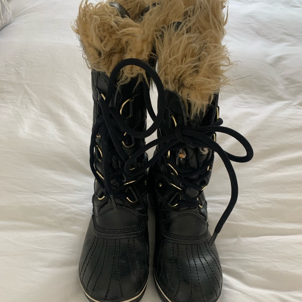 Cerelle Tofino snow boots size 9 gold and black